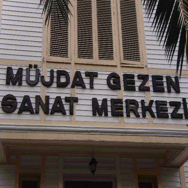 Semt Dunyasi Mujdat Gezen Sanat Merkezi